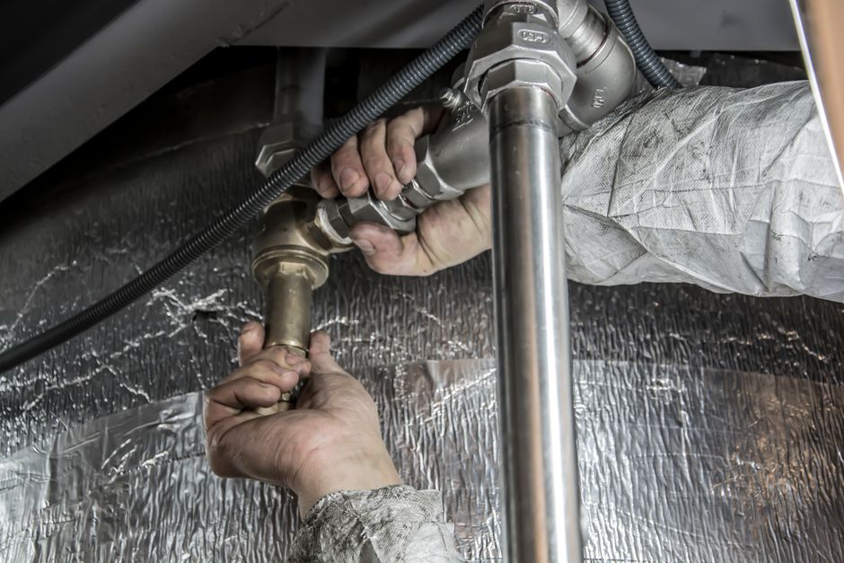 Een technicus sluit een thermokoppel aan voor nauwkeurige temperatuurmeting in een industriële omgeving.