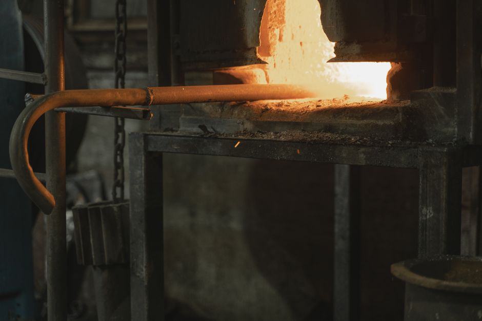 Een gasgestookte smeltoven voor metaalbewerking in een smederij, met een focus op veiligheid en efficiëntie.